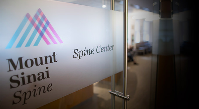  Image of Spine Center at Mount Sinai’s entrance